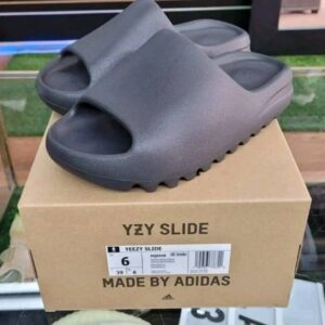 Alternative view of Yeezy Slides Pallets